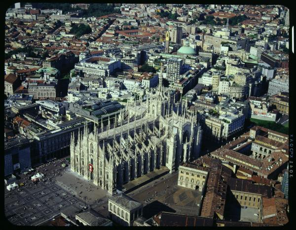 Milano. Duomo. Piazzetta Reale. Veduta aerea.