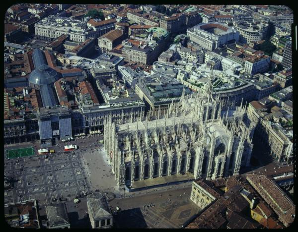 Milano. Duomo. Piazzetta Reale. Veduta aerea.