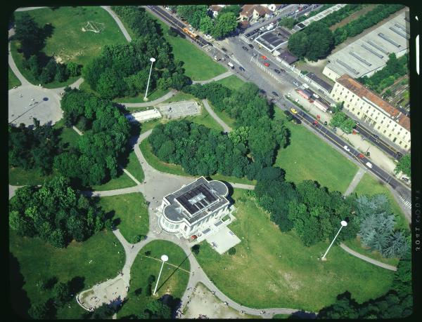 Milano. Largo Marinai d'Italia. Parco Formentano. Palazzina Liberty. Veduta aerea.