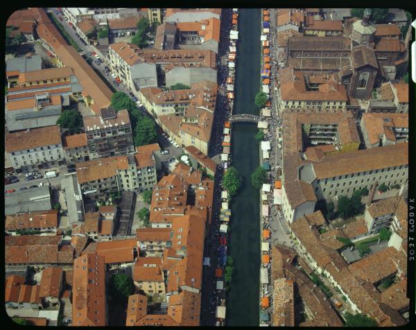 Milano. Naviglio Grande. Bancarelle. Veduta aerea.