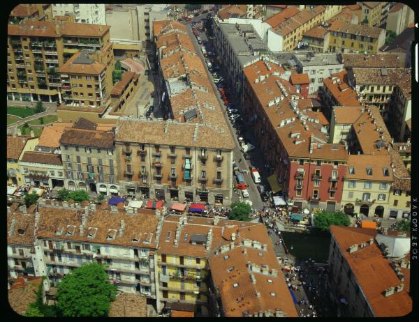 Milano. Naviglio Grande. Bancarelle. Veduta aerea.