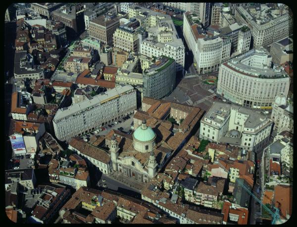 Milano. Piazza Sant'Alessandro. chiesa di Sant'Alessandro in Zebedia. Veduta aerea.