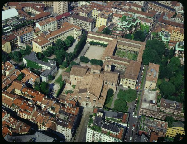 Milano. Via S. Simpliciano. Chiesa di S. Simpliciano. Veduta aerea.