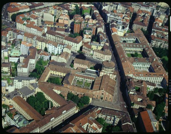 Milano. Via Santa Maria delle Grazie. Chiesa di Santa Maria delle Grazie. Veduta aerea.