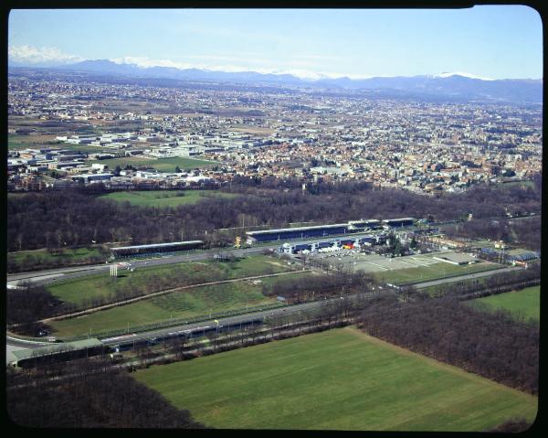 Monza. Autodromo. Corsia dei box. Camion. Veduta aerea.