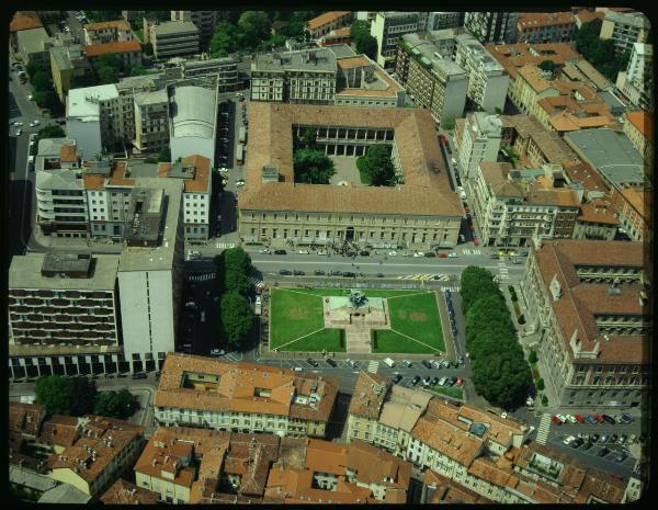 Monza. Piazza Trento e Trieste. Monumento ai Caduti. Palazzo del Municipio. Veduta aerea.