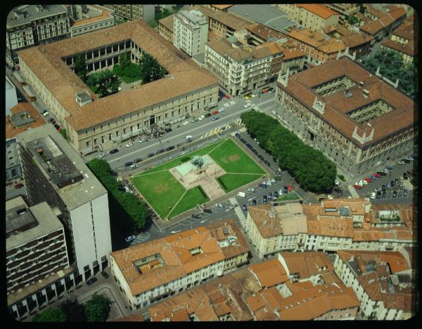 Monza. Piazza Trento e Trieste. Monumento ai Caduti. Palazzo del Municipio. Veduta aerea.