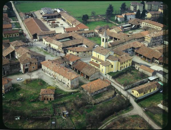 Corneliano Bertario. Chiesa. Veduta aerea.