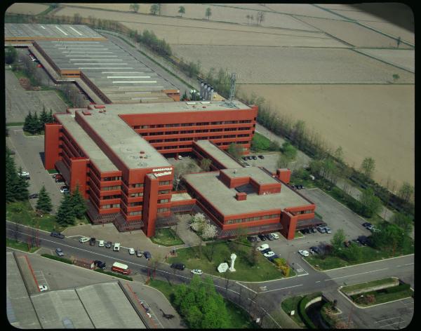 Lacchiarella. Padiglione Sud della Fiera di Milano. Palazzo degli uffici. Veduta aerea