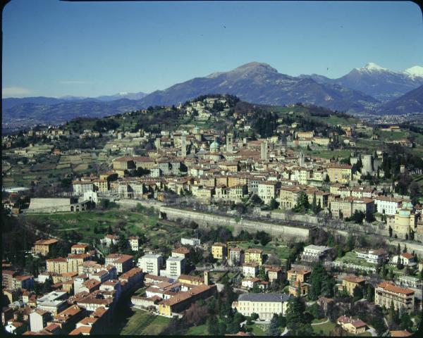 Bergamo. Città alta. Centro storico. Veduta aerea.