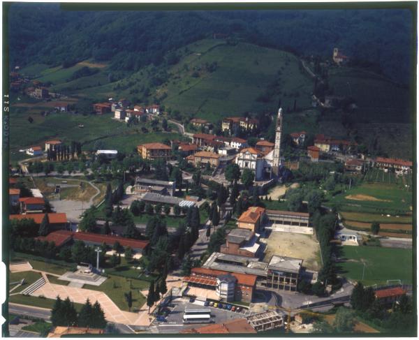 Sotto il Monte Giovanni XXIII. Chiesa parrocchiale Santa Maria Assunta. Veduta aerea.