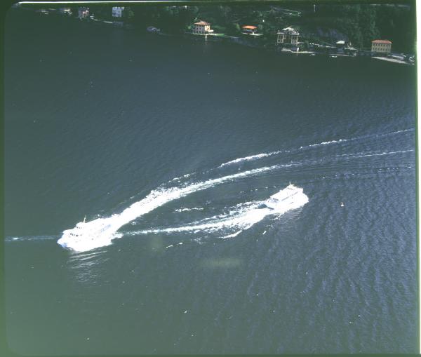 Lago di Como. Navigazione lago. Battello. Veduta aerea.