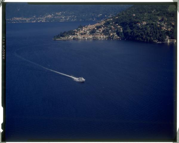 Lago di Como. Navigazione lago. Battello. Veduta aerea.