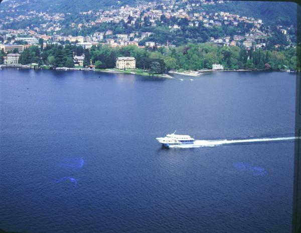 Lago di Como. Navigazione lago. Battello. Veduta aerea.