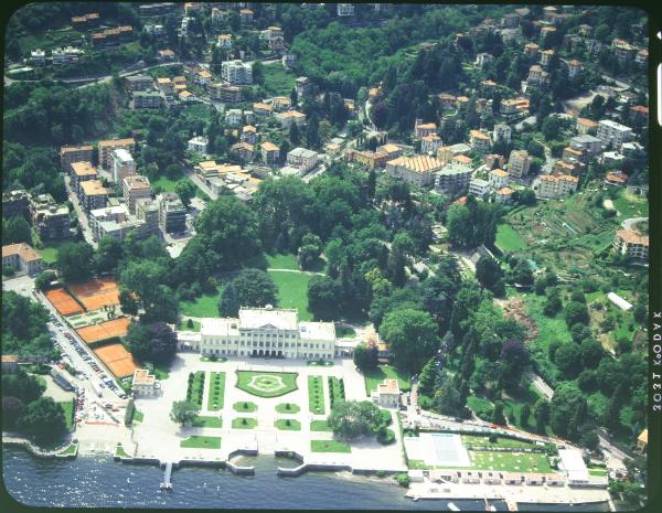 Como. Villa Olmo. Giardino. Piscina. Veduta aerea.