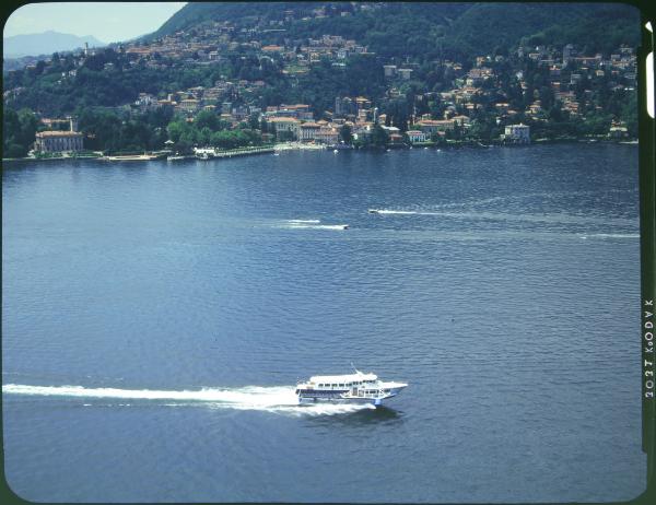 Lago di Como. Navigazione sul lago. Battello. Veduta aerea.