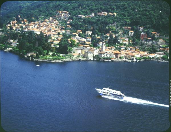 Lago di Como. Navigazione sul lago. Battello. Veduta aerea.