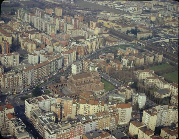 Milano. Viale Argonne. Chiesa SS. Nereo e Achilleo. Veduta aerea.