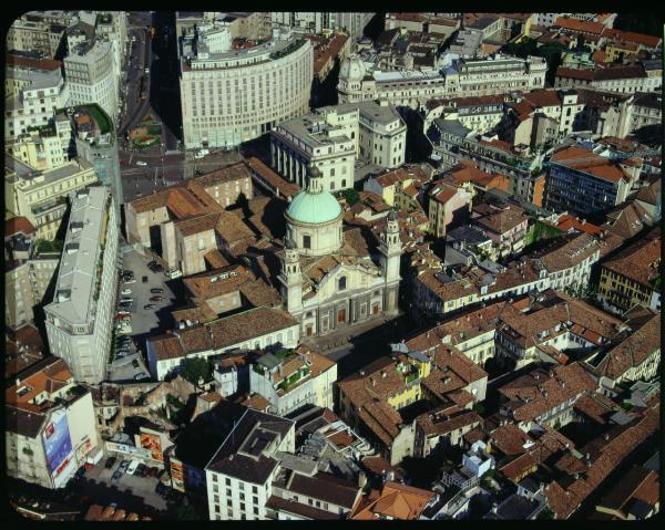 Milano. Piazza Sant'Alessandro. chiesa di Sant'Alessandro in Zebedia. Veduta aerea.