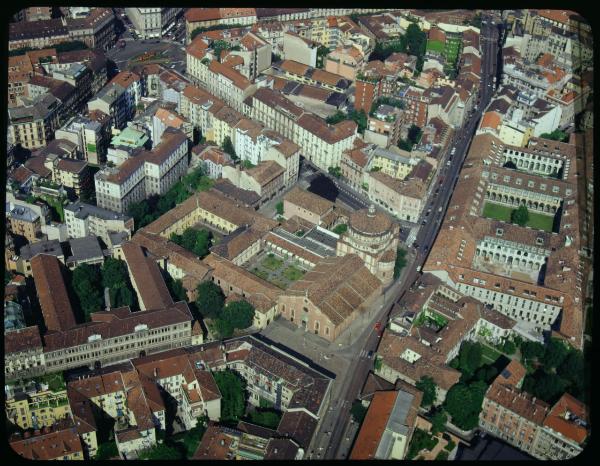 Milano. Via Santa Maria delle Grazie. Chiesa di Santa Maria delle Grazie. Veduta aerea.