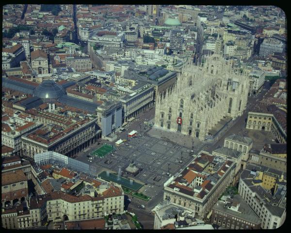 Milano. Piazza Duomo. Il Duomo. Veduta aerea.