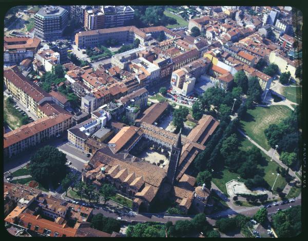 Milano. Corso di Porta Ticinese. Basilica di S. Eustorgio. Veduta aerea.