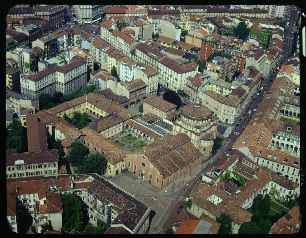 Milano. Via Santa Maria delle Grazie. Chiesa di Santa Maria delle Grazie. Veduta aerea.