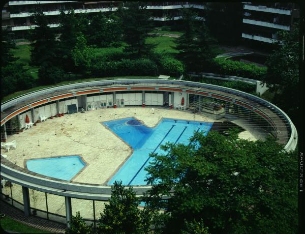 Milano. Via Civitali. Complesso condominio. Piscina. Veduta aerea.