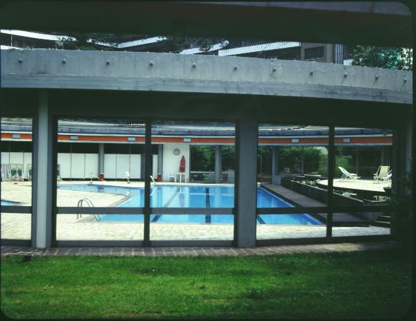 Milano. Via Civitali. Complesso condominio. Piscina. Veduta aerea.