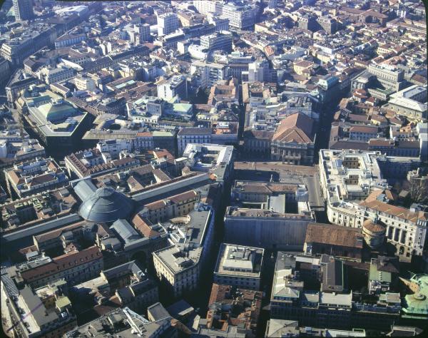 Milano. Piazza della Scala. Teatro alla Scala. Veduta aerea.