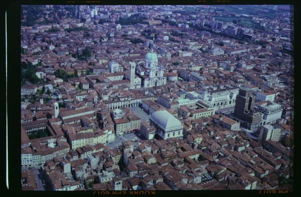 Brescia. Veduta aerea / Piazza della Loggia. Palazzo della Loggia. Torre dell'Orologio. Piazza Rovetta. Duomo Nuovo. Duomo Vecchio. Broletto. Piazza Vittoria. Torrione INA. Torre della Rivoluzione / Monastero di San Giuseppe. Chiesa di Sant'Afra. Chiesa di San Barnaba