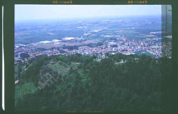 Rovato. Centro abitato. Collina. Veduta aerea.