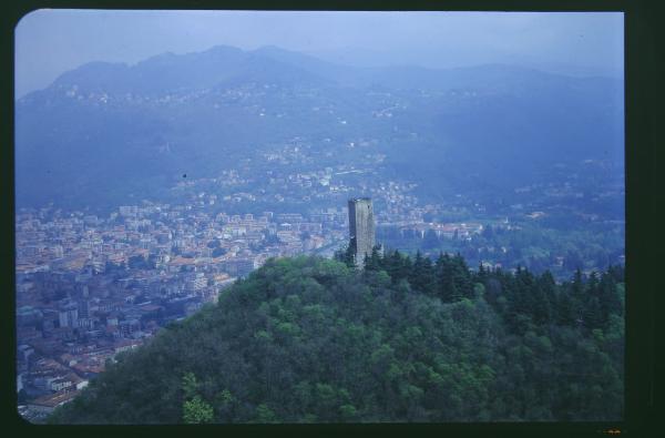 Como. Castel Baradello. Torre. Veduta aerea.