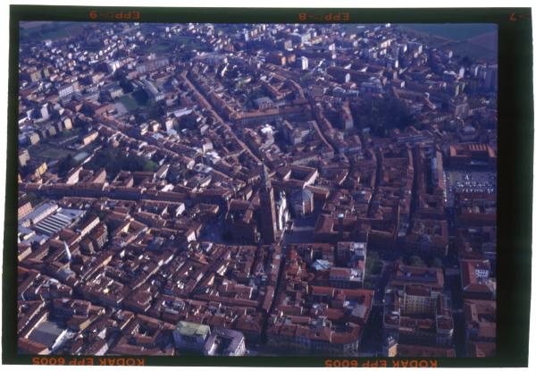 Cremona. Centro storico. Duomo. Battistero. Palazzo del Comune. Veduta aerea.