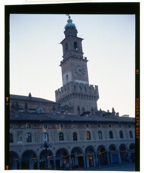 Vigevano. Piazza Ducale. Castello. Torre. Veduta.