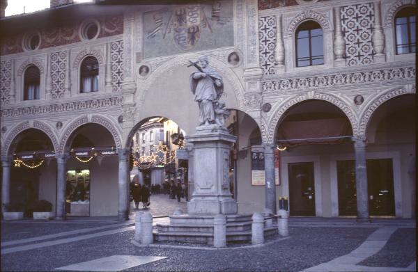 Vigevano. Piazza Ducale. Monumento. Veduta.