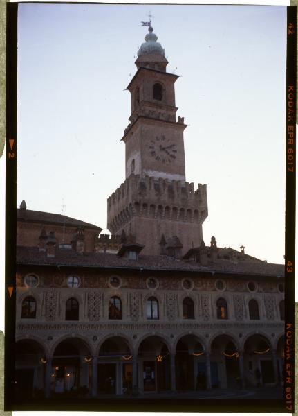 Vigevano. Piazza Ducale. Castello. Torre. Veduta.