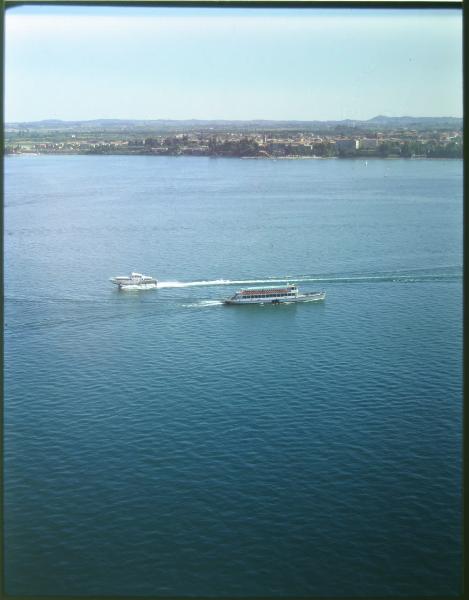 Lago di Garda. Navigazione sul lago. Aliscafo. Veduta aerea.