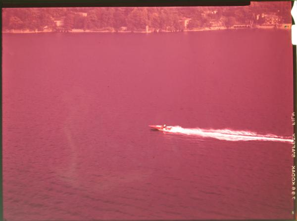 Lago di Como. Navigazione sul lago. Motoscafo. Veduta aerea.