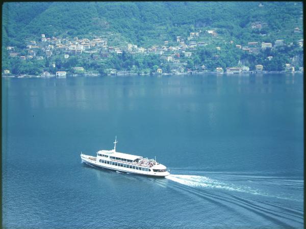 Lago di Como?. Navigazione sul lago. Battello. Veduta aerea.