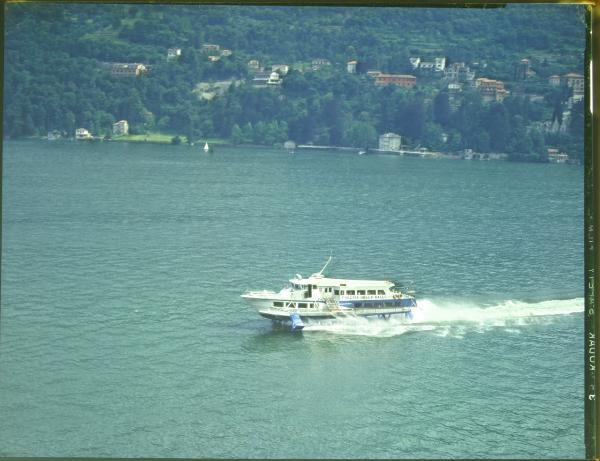 Lago di Como. Navigazione sul lago. Aliscafo Freccia delle Valli. Veduta aerea.