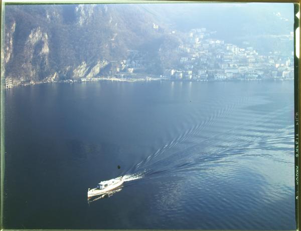 Lago di Como. Campione. Navigazione sul lago. Battello. Veduta aerea.