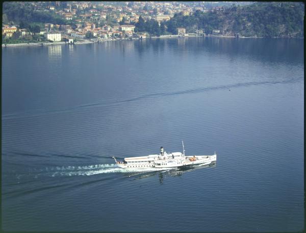 Lago di Como. Navigazione sul lago. Battello Concordia. Veduta aerea.