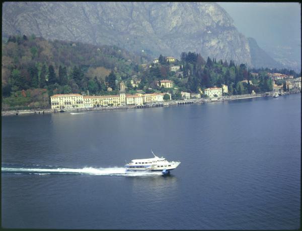 Lago di Como. Navigazione sul lago. Battello. Veduta aerea.