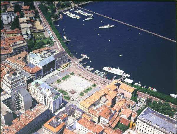 Como. Piazza Cavour. Porto. Lago. Veduta aerea.