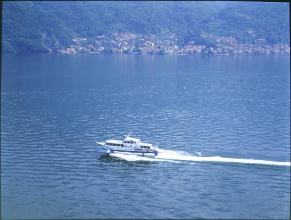 Lago di Como. Navigazione sul lago. Aliscafo Freccia Gardenie. Veduta aerea.