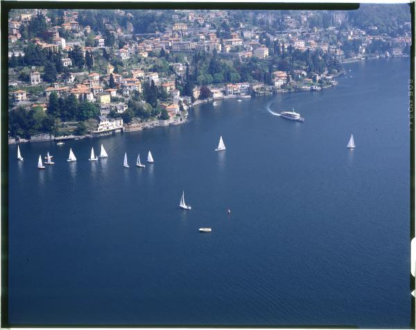 Lago di Como. Barche a vela. Veduta aerea.