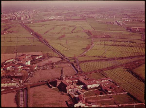 Milano. Abbazia di Chiaravalle. Campagna. Veduta aerea.