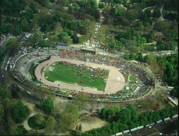 Milano. Parco Sempione. Arena Civica. Funzione religiosa. Messa celebrata dal Cardinal Martini. Veduta aerea.