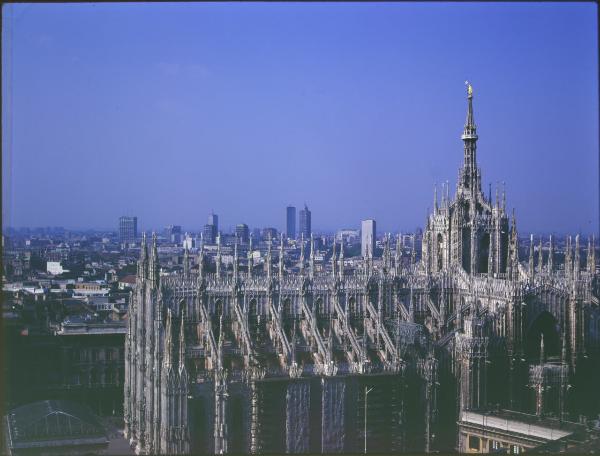 Milano. Piazza Duomo. Duomo. Esterno. Lato meridionale. Veduta.